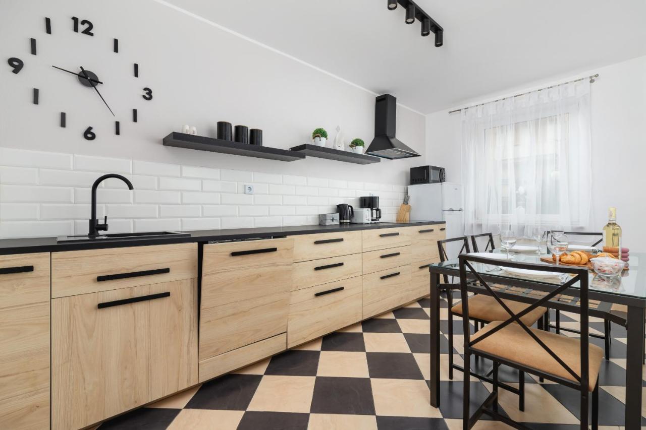 Pleasant Apartment With Terrace Cracow By Noclegi Renters Kraków Exteriör bild